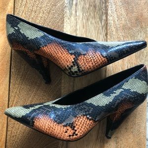 Mango snakeskin slit heel